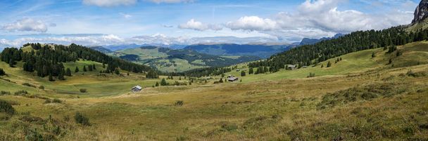 Impresionante vista panorámica: El famoso Alp de Siusi - Seiseralm en el Tirol del Sur. También vista a Rosengarten Group y Mountain Sciliar - Foto, imagen
