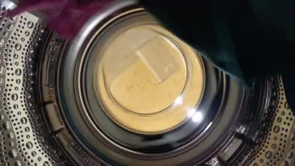 POV: Dentro de un tambor de secadora de metal girando mientras se seca la ropa interior lavada. - Metraje, vídeo
