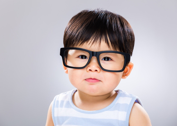 mały chłopiec nosi okulary - Zdjęcie, obraz