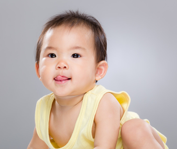 Baby zeigt ungezogenes Gesicht - Foto, Bild