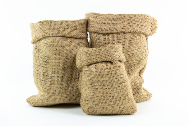 Imagen fija de tres tamaños de bolsas para alimentos, condimentos, ingredientes y granos de embalaje hecho de arpillera
. - Foto, imagen