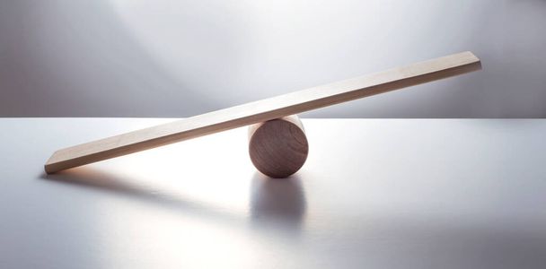 Ισορροπία έννοια, διοικητικό συμβούλιο σε ξύλινο καπέλο κορυφή, όπως ισορροπία που απομονώνονται σε λευκό φόντο. - Φωτογραφία, εικόνα
