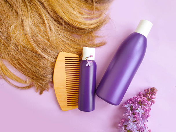 shampoo, cabelo, flor lilás sobre um fundo colorido - Foto, Imagem
