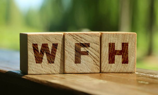 Dřevěné bloky s písmeny WFH. Práce z domova. Přírodní pozadí. selektivní zaměření. nový podnikatelský koncept. - Fotografie, Obrázek