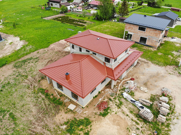 Casa con vista aérea de tejas rojas durante el verano - Foto, imagen