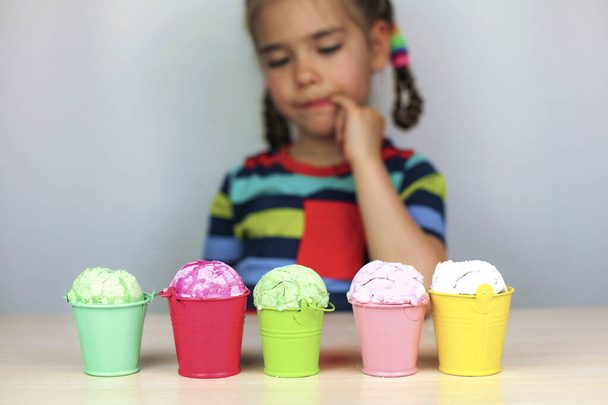 Bambini che mangiano un gelato - Foto, immagini