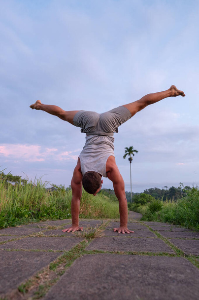 Mann praktiziert Yoga und Meditation im Freien - Foto, Bild