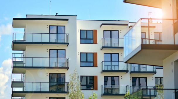 Kondominium i apartamentowiec z symetryczną nowoczesną architekturą w centrum miasta. - Zdjęcie, obraz