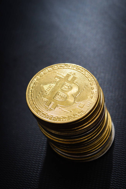Stos bitcoinów na powierzchni teksturowanej - Zdjęcie, obraz