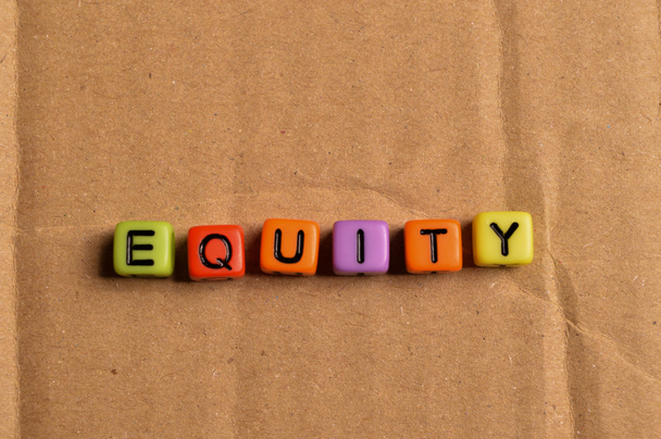Metin Eşitliği ile renkli boncukların üst görünümü - Fotoğraf, Görsel