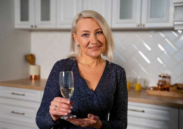 Elegante Großmutter mit Champagnerglas auf Geburtstagsparty - Foto, Bild