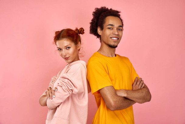 Empresarial confiante casal misto de menina caucasiana e um cara afro-americano - Foto, Imagem