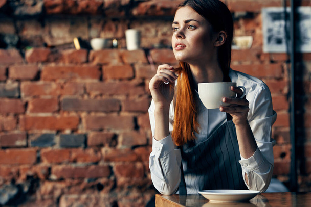 cameriere donna in grembiule servizio tazza di caffè ordinazione - Foto, immagini