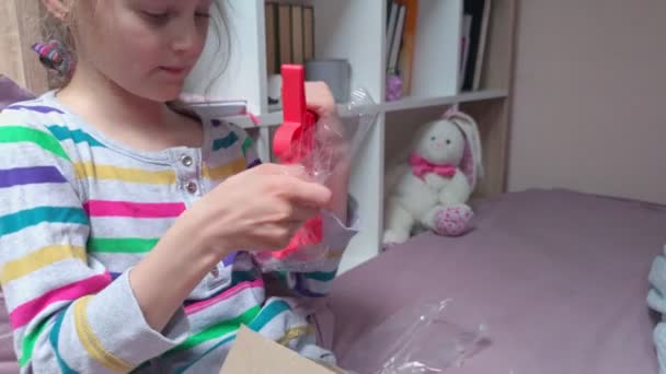 Chica unpacks un regalo - Metraje, vídeo
