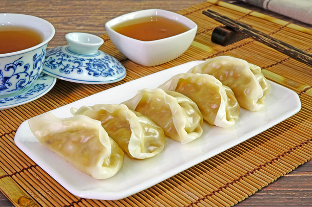 Dumpling: Chino, albóndigas japonesas, deliciosa comida asiática tradicional. Dumpling japonés o Gyoza, dumplings chinos o Jiaozi. Enfoque selectivo con espacio de copia - Foto, Imagen