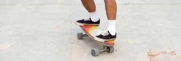 Skateboarding on road surface with dirt and sand. Can cause an accident to slip and fall. - Foto, Bild
