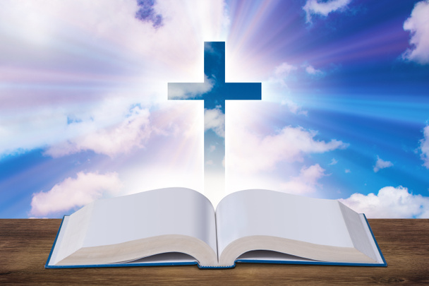 Concepto religioso con cruz y libro bíblico - Foto, imagen