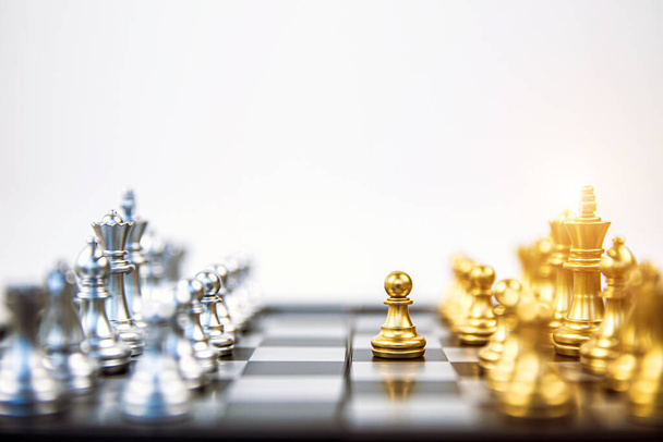 Κοντινό πιόνι σκάκι στέκεται πρώτο για να αμφισβητήσει τις έννοιες σκακιέρα της επιχειρηματικής ομάδας και της ηγετικής στρατηγικής και της οργάνωσης διαχείρισης κινδύνου ή στρατηγικό σχέδιο και επαγγελματική ομαδική εργασία. - Φωτογραφία, εικόνα