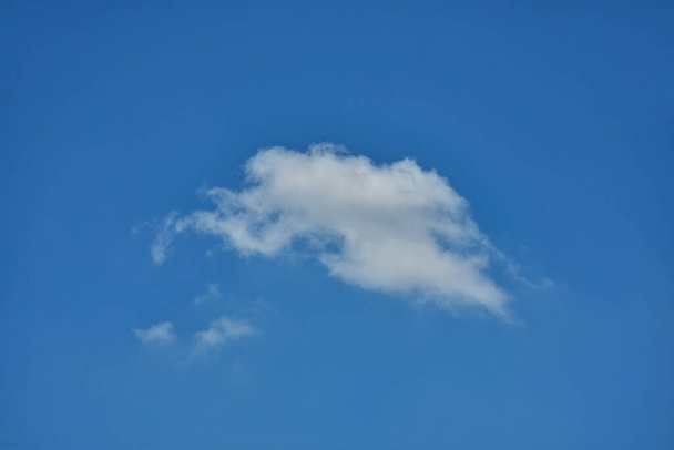 Beaux cumulus nuageux contre le ciel bleu de jour. Cumulus est un nuage moelleux comme une boule de coton.  - Photo, image
