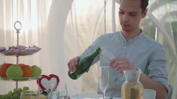 Νεαρό ζευγάρι γιορτάζει επέτειο με σαμπάνια - Πλάνα, βίντεο