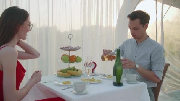 Nuori pari juhlii vuosipäivää samppanjalla - Materiaali, video