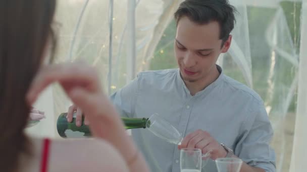 Junges Paar feiert Jubiläum mit Champagner - Filmmaterial, Video