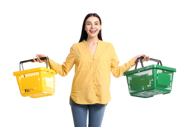 Mujer joven con cestas de compras sobre fondo blanco - Foto, imagen