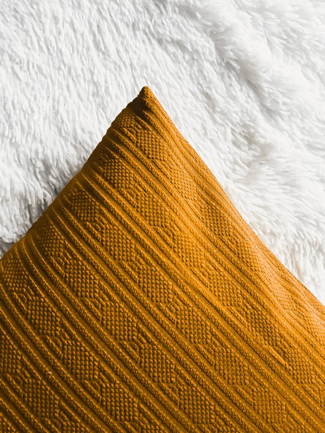 Золотые подушки накидывают на белое пушистое одеяло как плоский лежачий фон, вид сверху спальни и домашний декор - Фото, изображение
