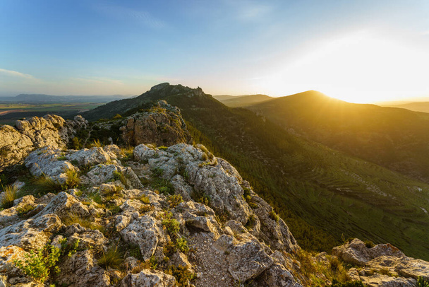 Скалистый пейзаж в золотой час. Capurutxo Peak in La Font de la Figuera, Валенсия, Испания - Фото, изображение