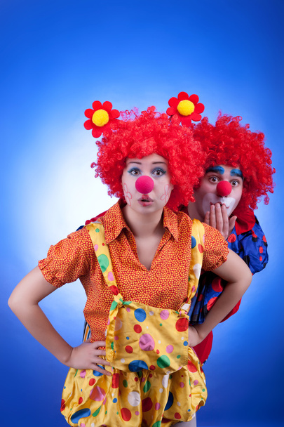 Couple de clowns en costumes sur fond bleu
 - Photo, image