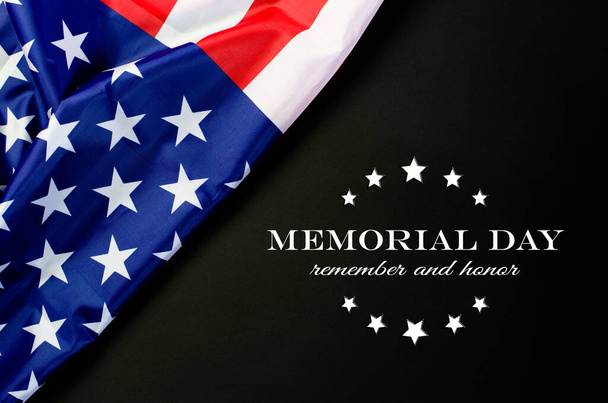 Bandera americana sobre fondo negro con el texto Memorial Day. La memoria de la inscripción y el honor sobre un fondo negro. Vacaciones americanas. - Foto, Imagen