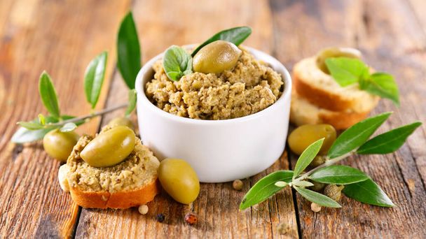green olive spread and bread toast- tapenade - Foto, Imagem