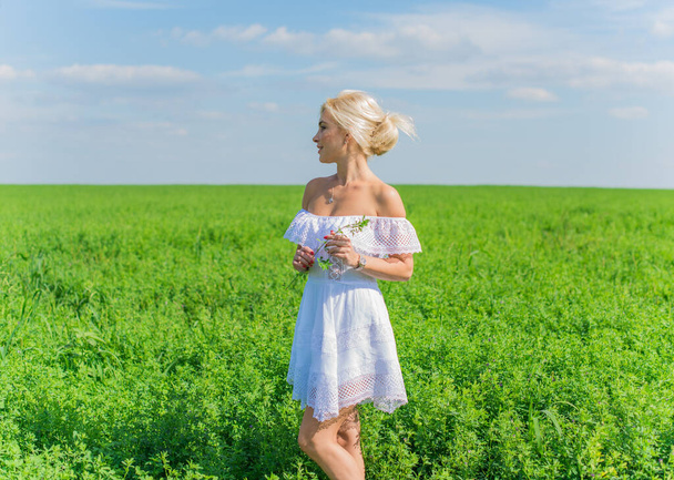 Concepto de libertad, foto romántica de la mujer en el campo verde, sol de noche, belleza romántica Chica en vestido blanco al aire libre. Sol. - Foto, Imagen