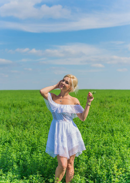 Concepto de libertad, foto romántica de la mujer en el campo verde, sol de noche, belleza romántica Chica en vestido blanco al aire libre. Sol. - Foto, imagen
