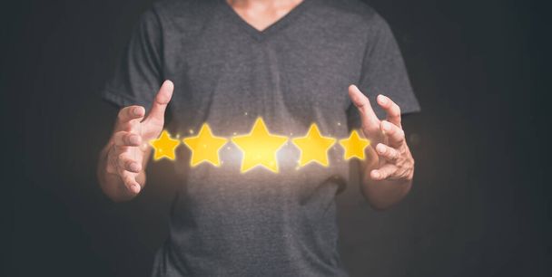 Клиенты дают пятизвездочный рейтинг удовлетворенности обслуживанием - Фото, изображение