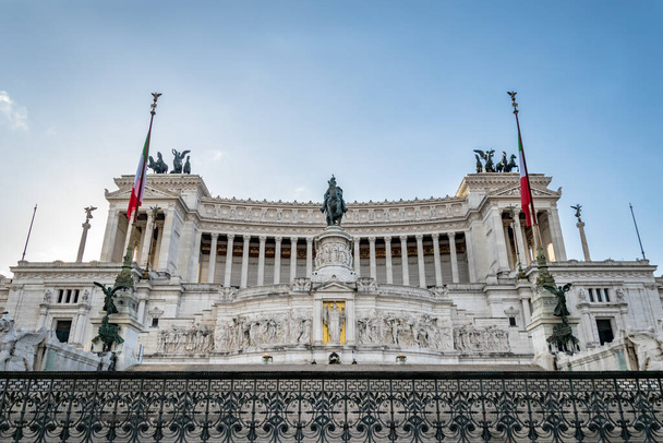 Фронтальный вид на Национальный памятник Виктору Эммануилу II или Витториано в центре Рима  - Фото, изображение