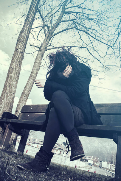 dame atteinte de maladie mentale, modèle sombre exprimant des problèmes psychologiques - Photo, image