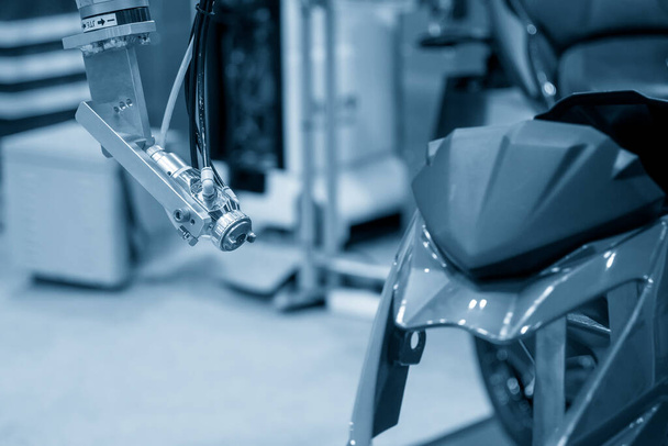 Процес маскування мотоциклів роботизованою системою. Процес виробництва високотехнологічних автомобільних деталей автоматичною робототехнічною системою
.  - Фото, зображення