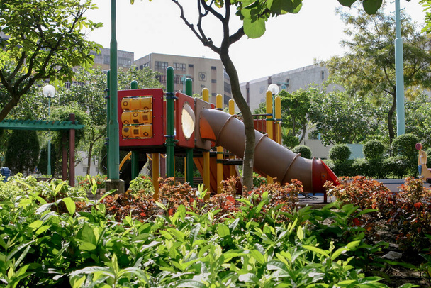 19 Setembro 2005 o playground colorido no quintal no parque. - Foto, Imagem
