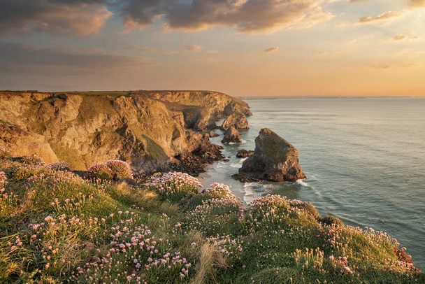 Upea maisema kuva aikana kultainen tunti Cornwallin rannikolla Bedruthan Steps - Valokuva, kuva
