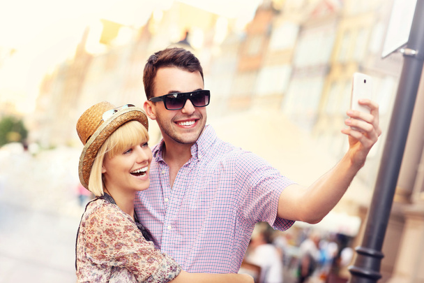 Jeune couple prenant selfie tout en visitant la ville
 - Photo, image