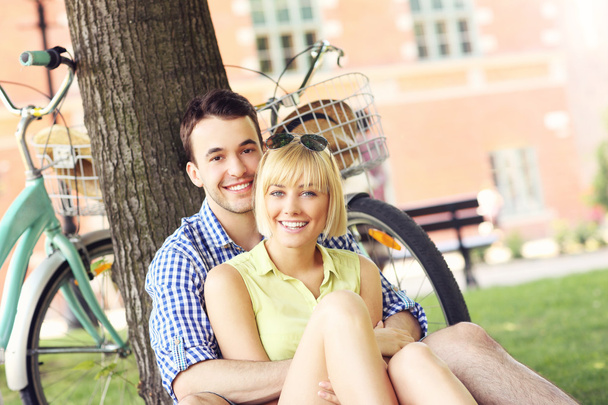 幸せなカップルは公園で休憩 - 写真・画像