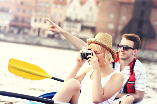Jóvenes turistas tomando fotos en una canoa
 - Foto, imagen