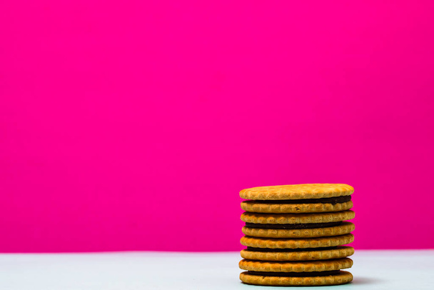 Biscuits ronds à la crème au chocolat, biscuits sandwich au chocolat isolés. - Photo, image
