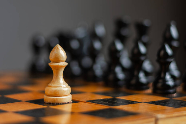 チェス盤の上に白い駒があります。選択的フォーカス。正しい動きだ。戦略だ。スポーツだ。事業. - 写真・画像