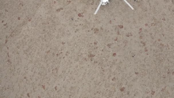 Αεροφωτογραφία ελικοπτέρου σε ξηρό έδαφος έφτασε για να σώσει μια μικρή ομάδα ανθρώπων. Κλιπ. Διάσωση τουριστών που χάνονται στην άγρια φύση. - Πλάνα, βίντεο