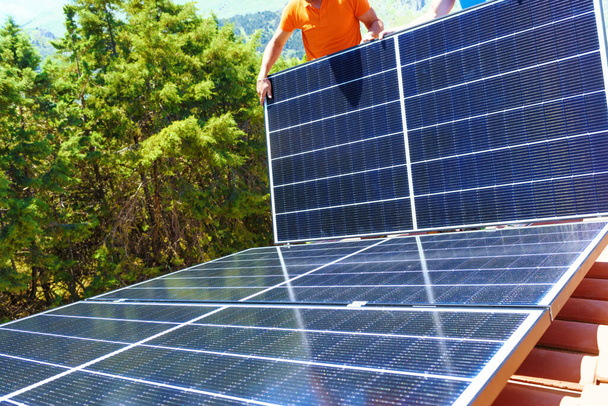 Працівники збирають енергетичну систему з сонячною панеллю для електрики та гарячої води
 - Фото, зображення