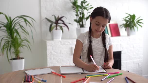 vzdělávání a školní koncept - usmívající se malá studentka - Záběry, video