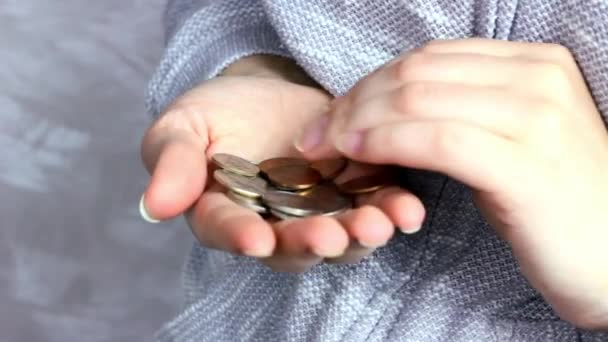 Kaukasische Frauenhände, die US-Cent-Münzen halten und zählen. Arbeitslosigkeit, Armut, Ersparnisse und Haushaltskonzept - Filmmaterial, Video