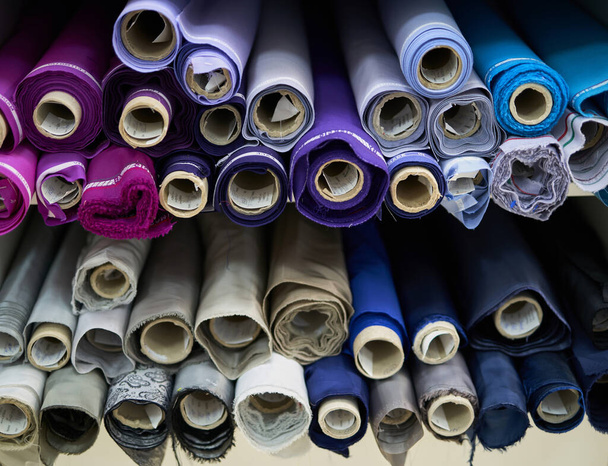 Rollos de telas de colores en la tienda de cortinas. Concepto de sastrería - Foto, imagen